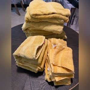 Set of yellow Tommy Hilfiger towels